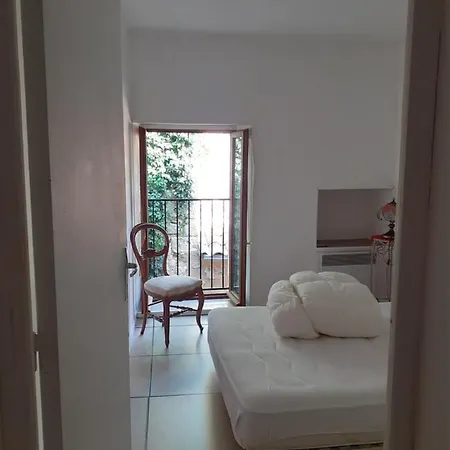 فندق Petit Des Augustins مونفلاكين